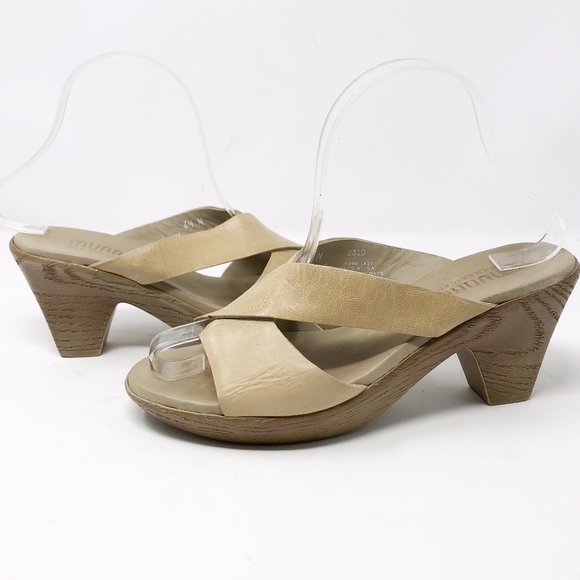 Munro Shoes - MUNRO Tan Leather Sandals in EUC - Size 6.5